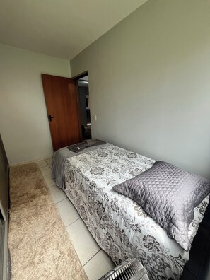 Tabla de planchar con plancha, wifi y ropa de cama 