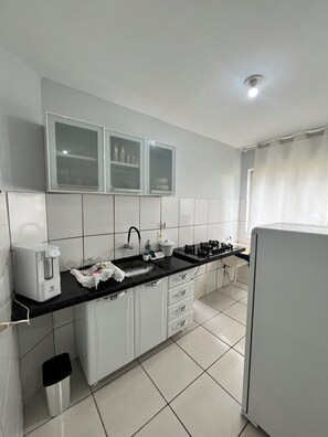 Private kitchen - Comfortable apartment, well located and with great value for money in Rio Verde. (Rio Verde)