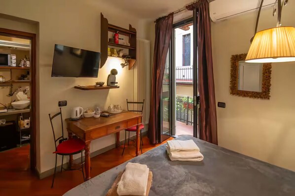 1 bedroom, WiFi, bed sheets - Charming Balcony Studio in Florence Near the City Center  (Firenze)