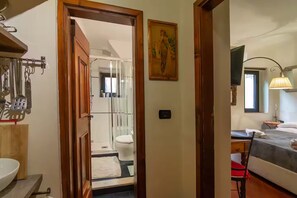 Towels, soap, toilet paper - Charming Balcony Studio in Florence Near the City Center  (Firenze)