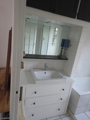 Serviettes fournies, savon, papier toilette