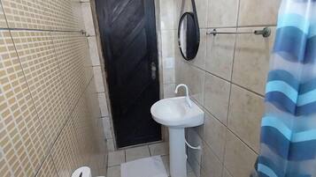 Un baño pequeño con inodoro, lavabo y espejo.