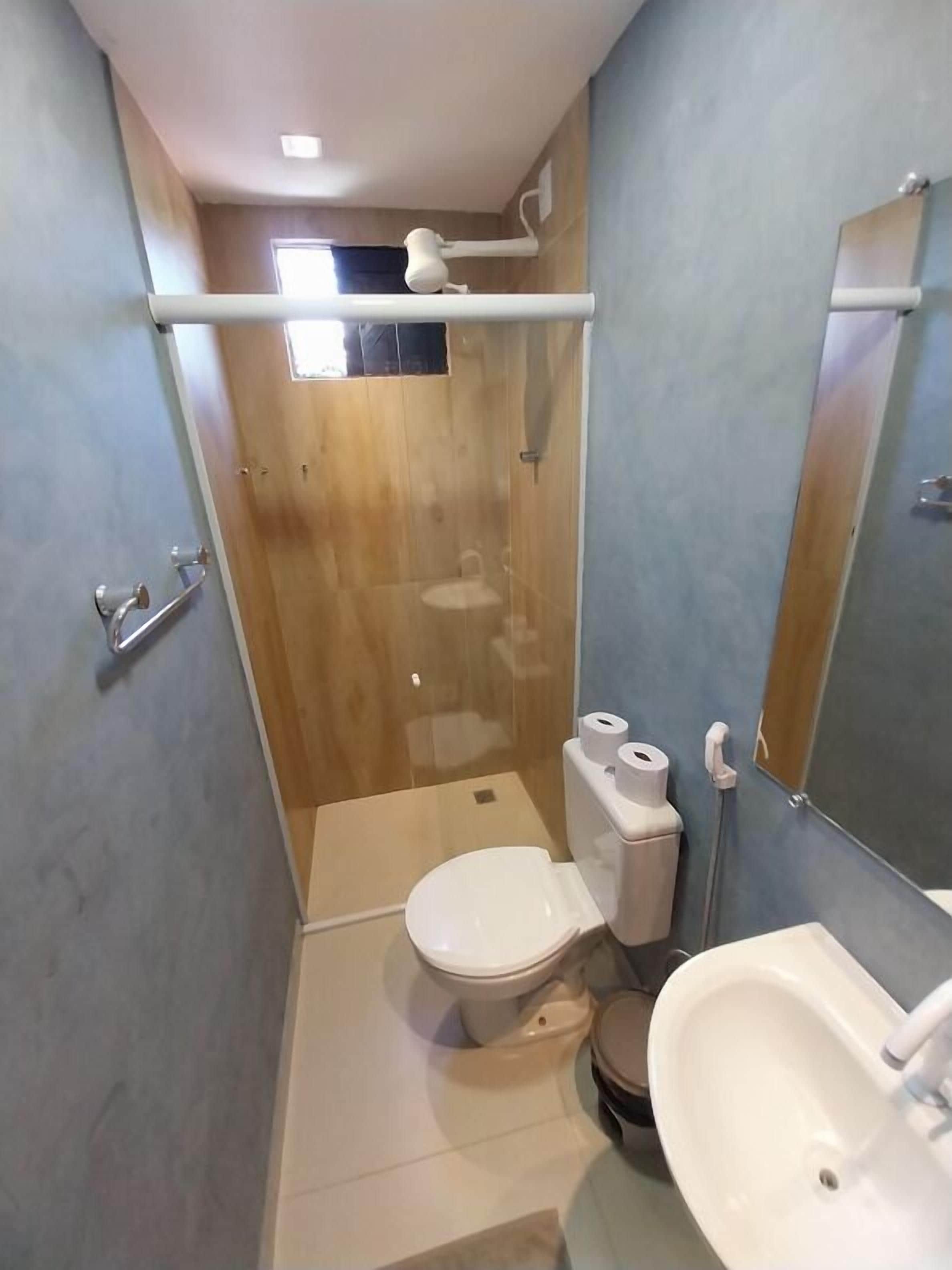 Un baño pequeño con inodoro, bidé y lavamanos.