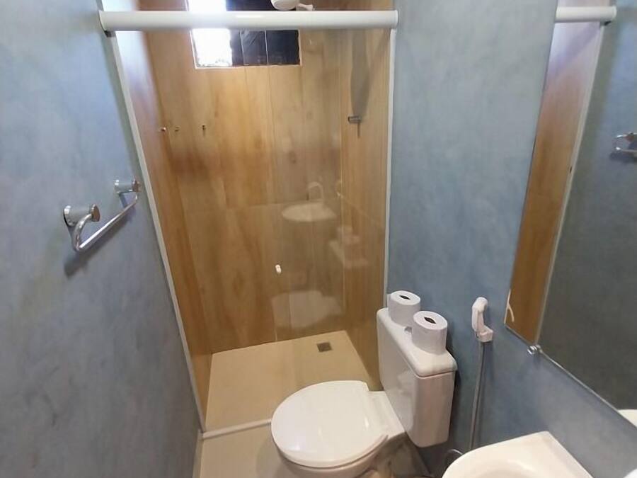 Un baño pequeño con inodoro, bidé y lavamanos.