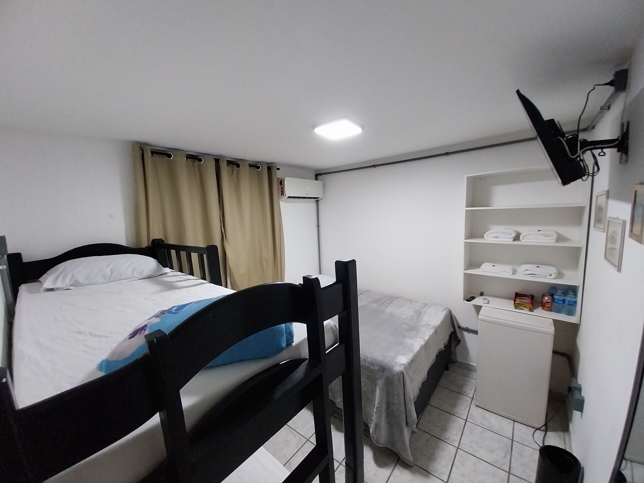 Standard fyrbäddsrum | Gratis wi-fi och sängkläder