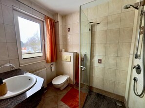 Een douche, een haardroger, handdoeken, zeep