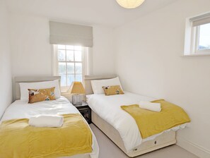 2 bedrooms, WiFi, bed sheets - 1a Tower Street - Emsworth -  a town house that sleeps 4 guests  in 2 bedrooms (Emsworth)
