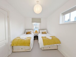 2 bedrooms, WiFi, bed sheets - 1a Tower Street - Emsworth -  a town house that sleeps 4 guests  in 2 bedrooms (Emsworth)