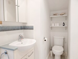 Hair dryer - 1a Tower Street - Emsworth -  a town house that sleeps 4 guests  in 2 bedrooms (Emsworth)