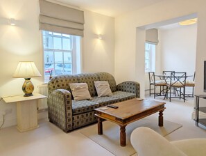 Smart TV - 1a Tower Street - Emsworth -  a town house that sleeps 4 guests  in 2 bedrooms (Emsworth)