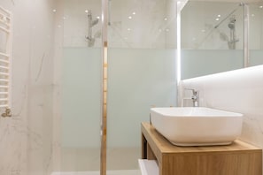 Shower, hair dryer, bidet, towels - Lovely 3-bedroom apartment with AC in vibrant Roma, 8 sleeps, 2 bathr, balconies (Roma)