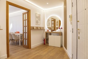 Dining - Lovely 3-bedroom apartment with AC in vibrant Roma, 8 sleeps, 2 bathr, balconies (Roma)