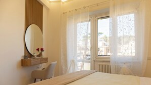 Unclassified image, 4 of 49, button - Lovely 3-bedroom apartment with AC in vibrant Roma, 8 sleeps, 2 bathr, balconies (Roma)