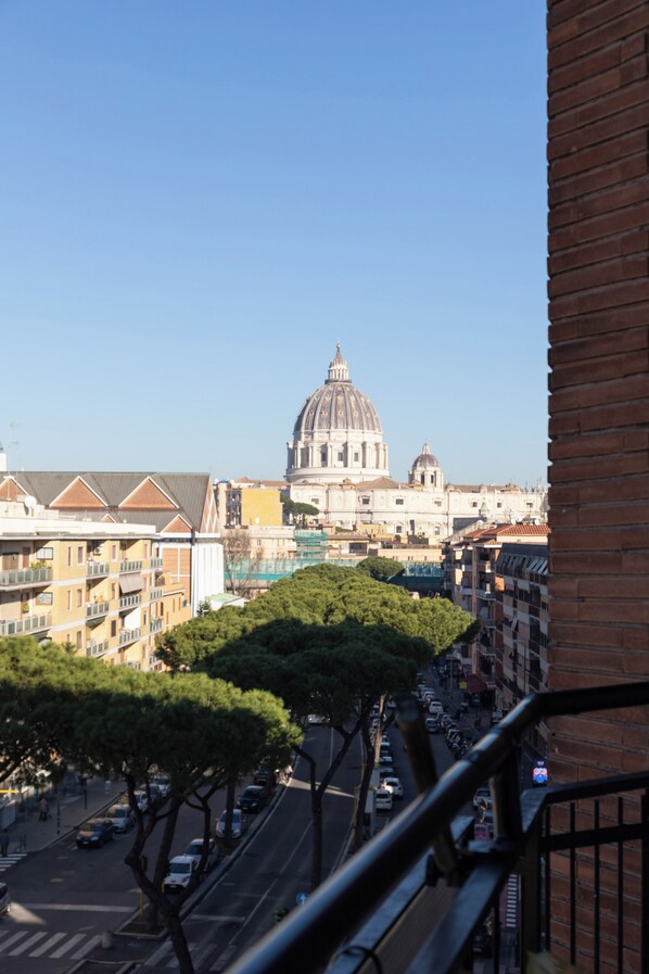 Property grounds - Lovely 3-bedroom apartment with AC in vibrant Roma, 8 sleeps, 2 bathr, balconies (Roma)