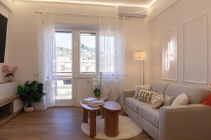 TV - Lovely 3-bedroom apartment with AC in vibrant Roma, 8 sleeps, 2 bathr, balconies (Roma)
