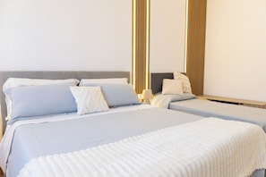 3 bedrooms, iron/ironing board, WiFi, bed sheets - Lovely 3-bedroom apartment with AC in vibrant Roma, 8 sleeps, 2 bathr, balconies (Roma)