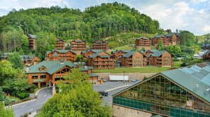 Eine Lodge mit mehreren Holzhäusern, einem Restaurant und einem Parkplatz.