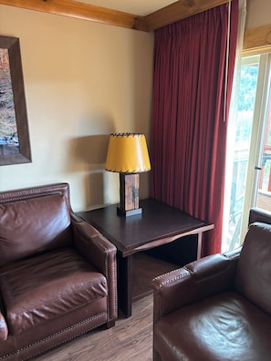 Una televisión, una chimenea