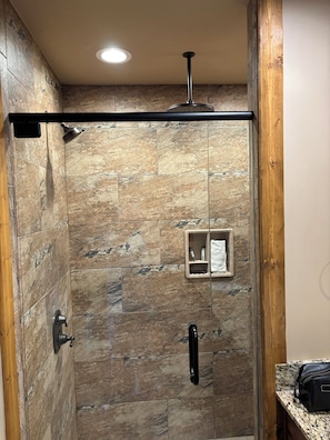 Shower, jetted bath, hair dryer, towels - 2-bedroom resort stay in awesome Gatlinburg (Gatlinburg)