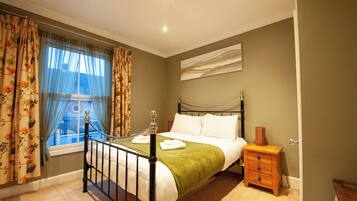 4 slaapkamers, een strijkplank/strijkijzer, reisbedje, gratis wifi