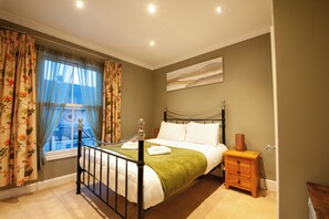 4 bedrooms, iron/ironing board, travel cot, free WiFi - CLIFFORD HOUSE - 4 BED HOME WITHIN THE CITY WALLS. (York)