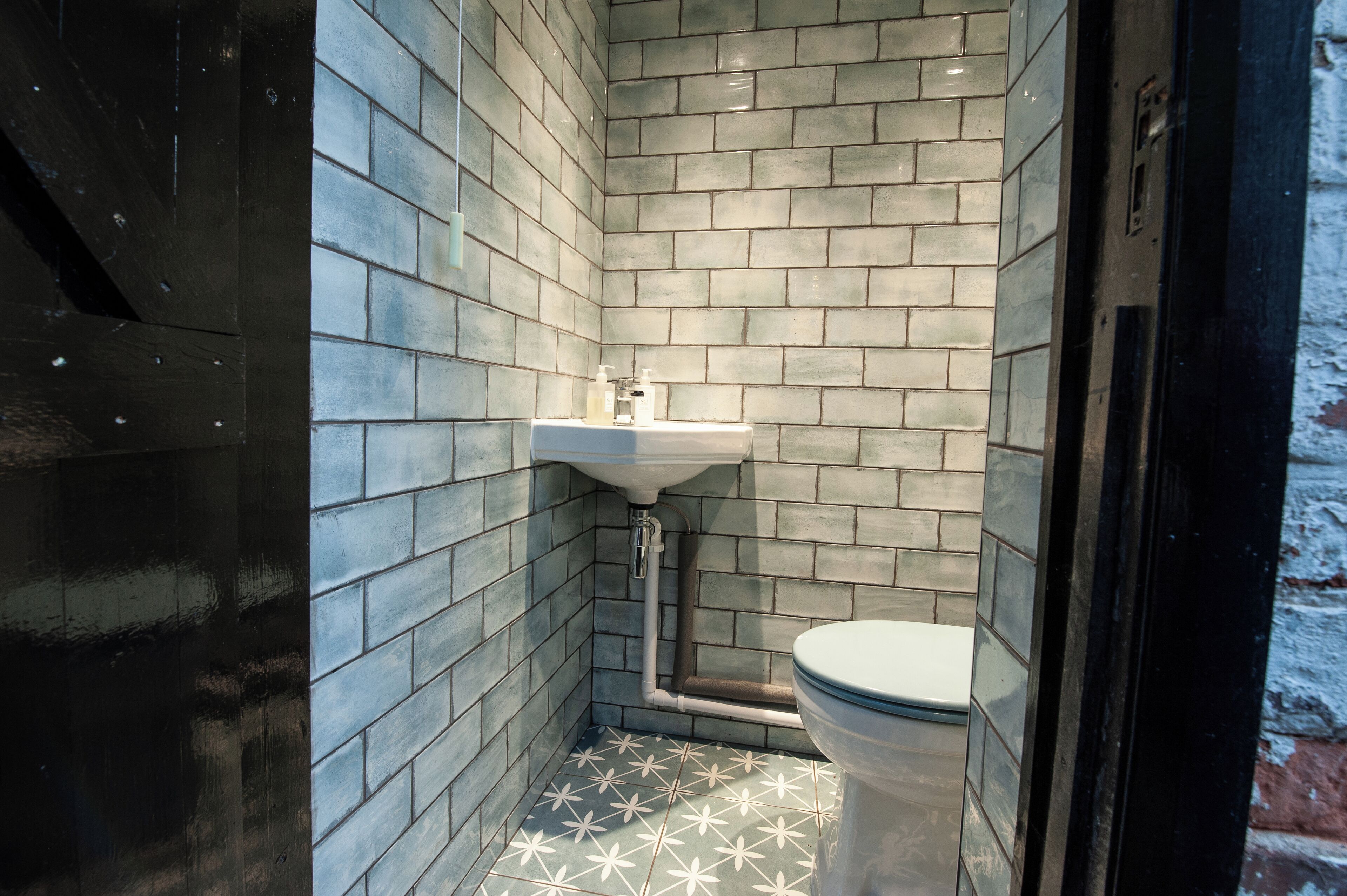 Een haardroger, handdoeken, zeep, shampoo