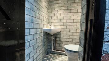 Een haardroger, handdoeken, zeep, shampoo