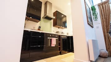 Een koelkast, een microgolfoven, een oven, een kookplaat