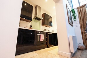 Een koelkast, een microgolfoven, een oven, een kookplaat