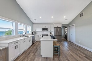 Fridge, microwave, oven, stovetop - Bay Sunsets, King Bed, Fast Wi-fi (Kill Devil Hills)