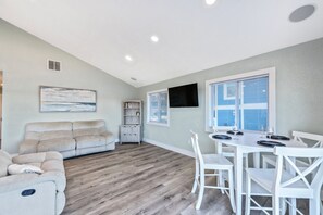 TV - Bay Sunsets, King Bed, Fast Wi-fi (Kill Devil Hills)