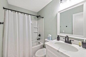 Bathroom - Bay Sunsets, King Bed, Fast Wi-fi (Kill Devil Hills)