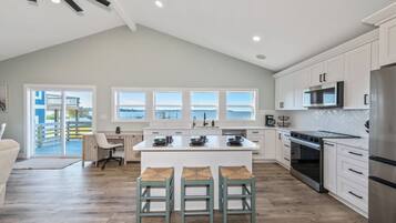 Kylskåp, mikrovågsugn, ugn och spishäll