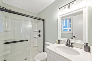 Bathroom - Bay Sunsets, King Bed, Fast Wi-fi (Kill Devil Hills)