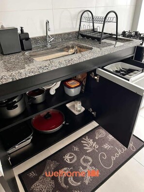 Geladeira, micro-ondas, fogão, cooktop