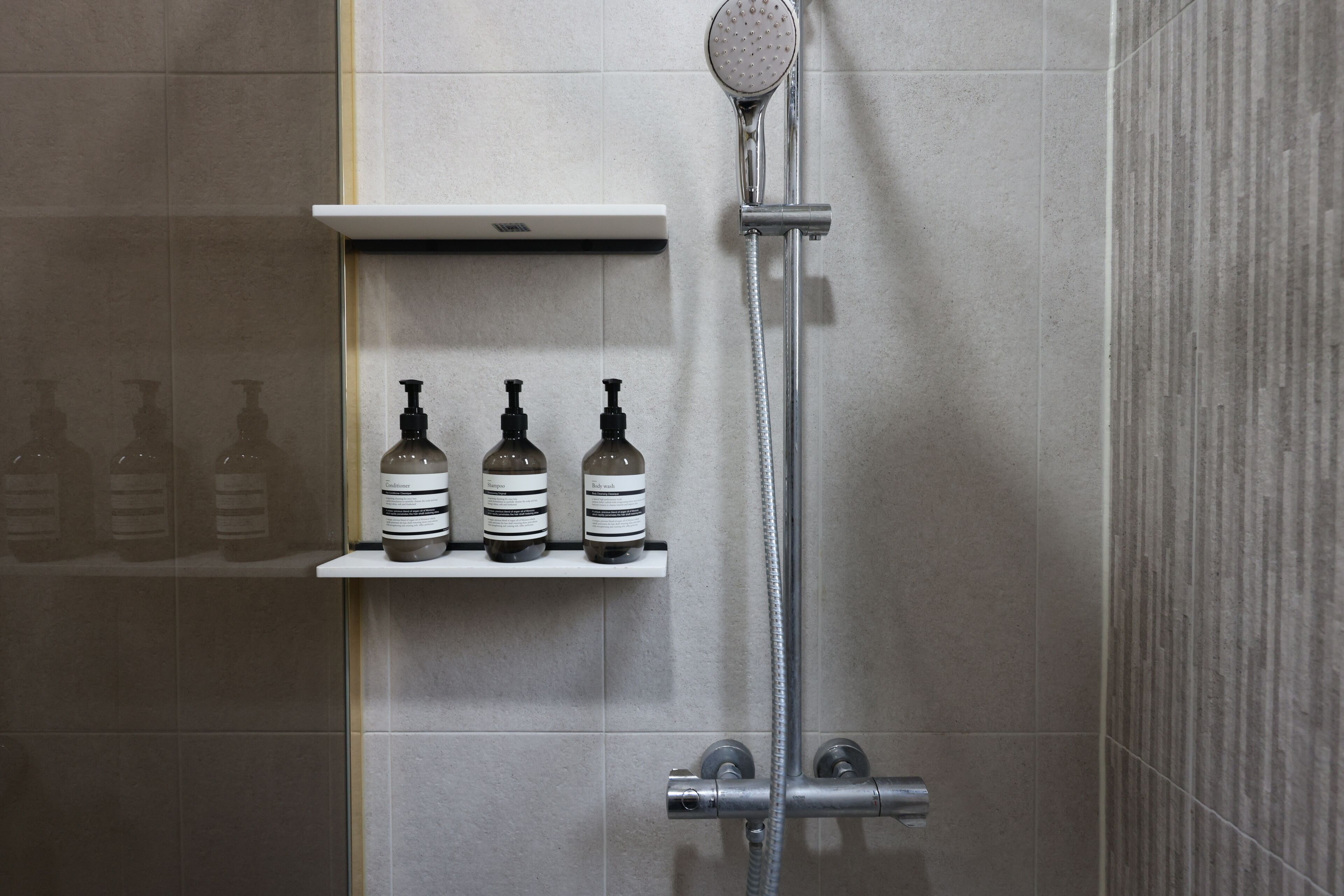 Shower, hair dryer, bidet, towels