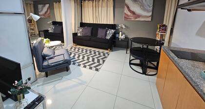 Casa Rosa2 2BR Loft in BGC With 55" Smart TV & 5 pax