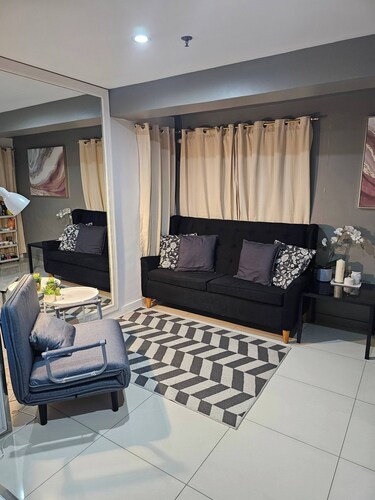 Casa Rosa2 2BR Loft in BGC With 55" Smart TV & 5 pax