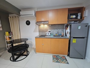 Condo, 2 Bedrooms, Accessible | Interior - Casa Rosa2 2BR Loft in BGC With 55" Smart TV & 5 pax (Taguig)