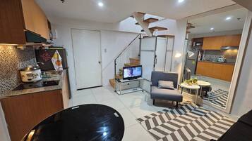 Condo, 2 Bedrooms, Accessible | Living room