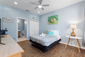 A bedroom with a bed, bedside table, lamp, and a ceiling fan. - Summer 35% Off 3BR Disney Area Villa (Kissimmee)