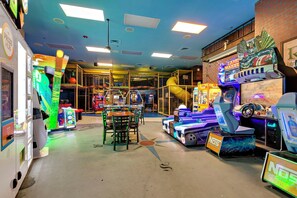 Games room - 1307 Cozy Studio Retreat at Regal Palms Resort (Kissimmee)
