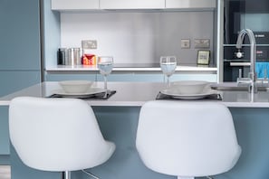 Private kitchen - Luxe City Apartment w Balcony (Salford)