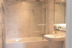 Dusche, Bidet, Handtücher, Seife