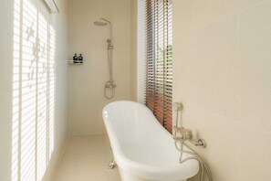 Regadera, tina de hidromasaje, secadora de cabello, bidet 