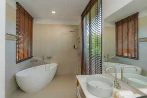 Regadera, tina de hidromasaje, secadora de cabello, bidet 