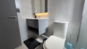 Căn hộ dành cho gia đình, quang cảnh thành phố | Phòng tắm