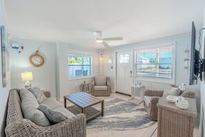 TV - ☀️Private Pool | Steps to Beach | Great Outdoor Spaces | Blue Pearl Manor☀️ (Fort Myers Beach)