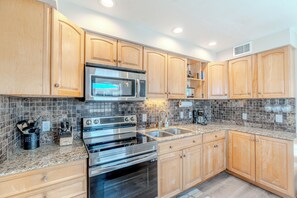 Fridge, microwave, oven, stovetop - ☀️Private Pool | Steps to Beach | Great Outdoor Spaces | Blue Pearl Manor☀️ (Fort Myers Beach)