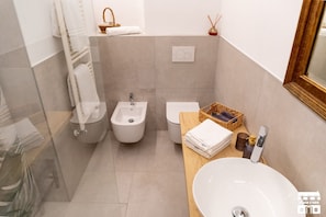 Dusche, Bidet, Handtücher